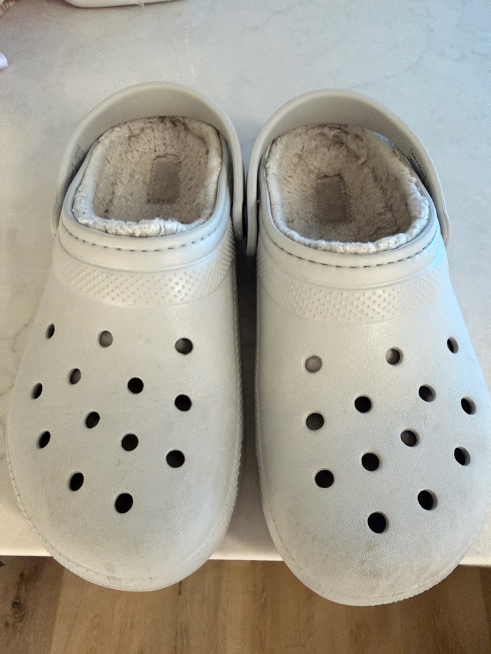 J4 light grey CROCS Kids Fuzzy-Lined Clogs in Off-White.Washed and ready to wear